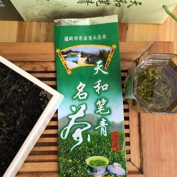 特级炒青：一芽三叶绿色无公害炒青绿茶，味道醇厚，色绿，适合喝浓茶的品茶者品尝。净含量：125g