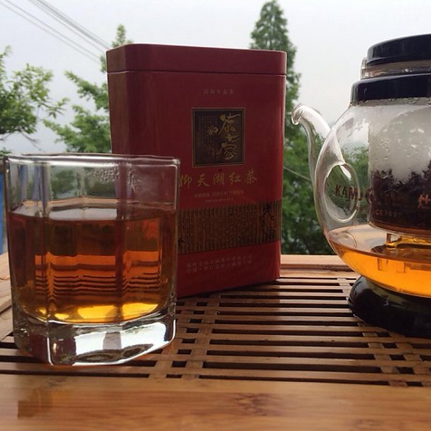 仰天湖红茶：采用58年毛蟹品种采头芽精制而成，此品种含有较多茶毫，茶多酚含量较好。外形褐色、黄色相间，汤色金黄含茶毫，滋味新爽香气弥留持久。